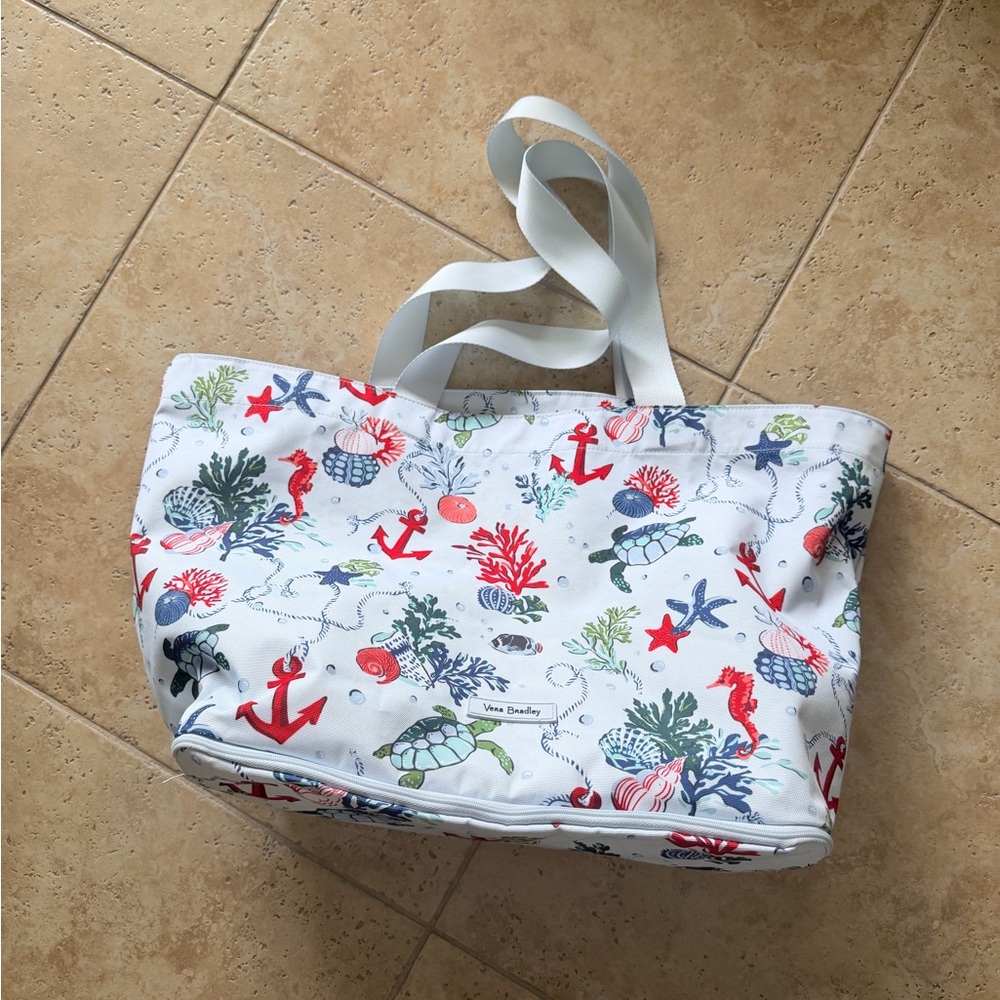 Vera Bradley
Lighten Up Family Beach Tote - Picture 2 of 5